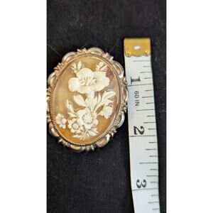 Vtg Gold Tone Faux Shell Cameo Flower Floral White Iridescent Scarf Clip